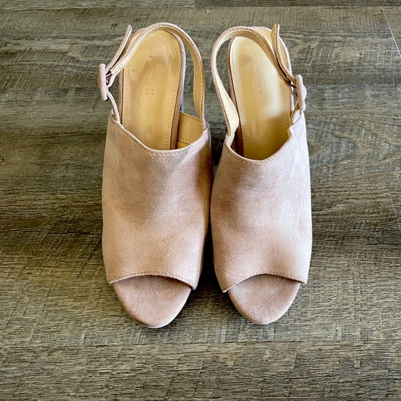 Blushing over these suede heels - Picture 2 of 3